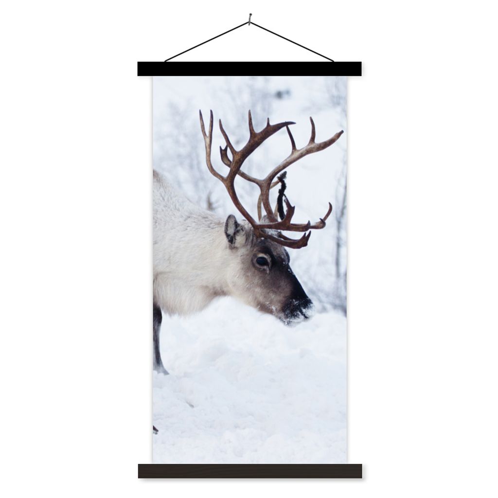 MuchoWow Textilposter Ein Weihnachtsfoto von Rentieren entlang der Straßen von Kilpisjarvi, Finnland 60x120 cm mit schwarzem Rahmen - Magnete