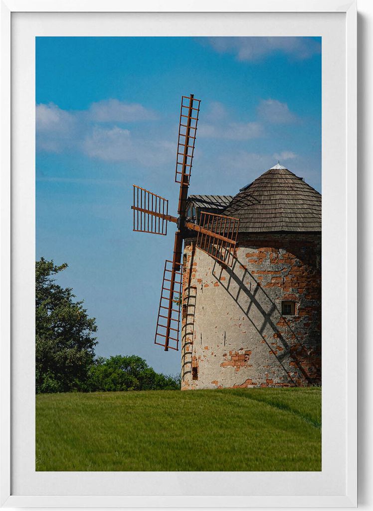 Windmühle in Mähren– Wandbild mit Rahmen – Gerahmtes Bild – Wanddekoration – 70x100 cm – Weiß Rahmen