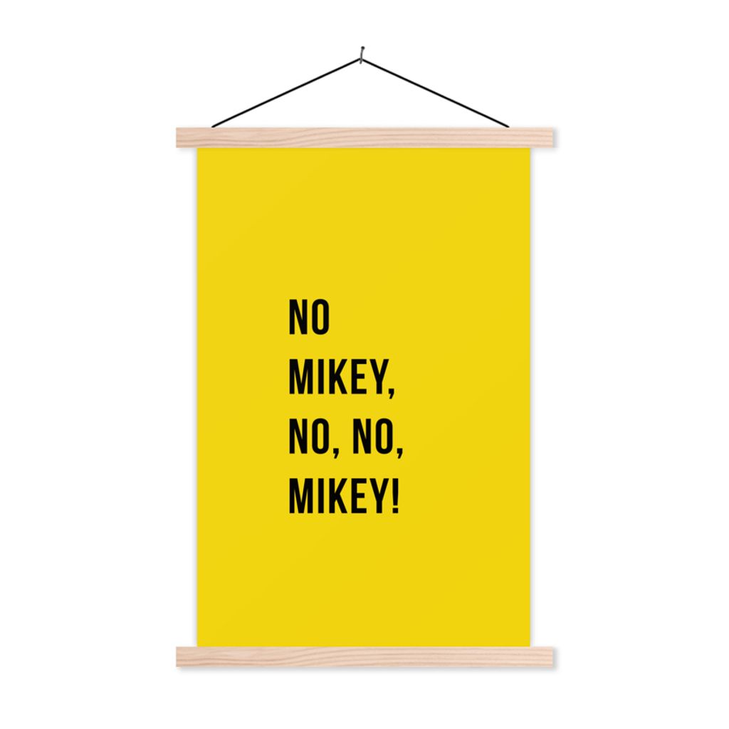 MuchoWow Textilposter Zitate - Nein Mikey, nein, nein, Mikey! - Gelb 120x180 cm mit holzfarbenen Rahmen - Textil-Plakat