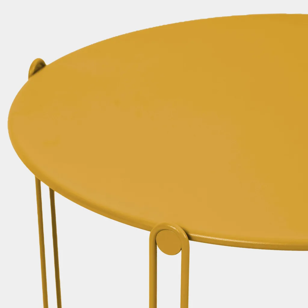 Table basse de jardin empilable jaune pour optimiser l'espace