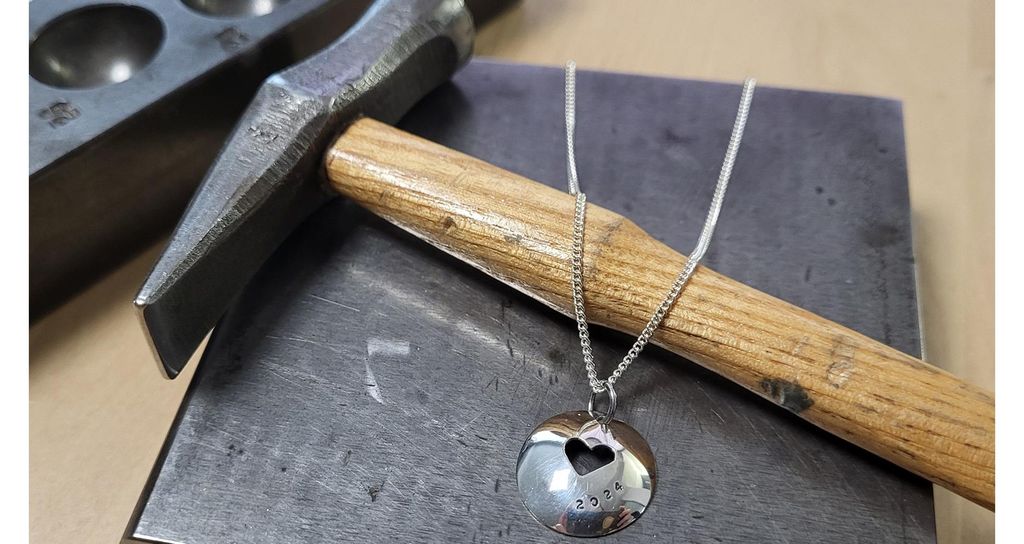 Jochen Schweizer Schmuck Workshop Liestal; Erlebnis verschenken oder selbst erleben; Gutschein gültig für 1 Person Gruppengröße: 1-3 Personen ...