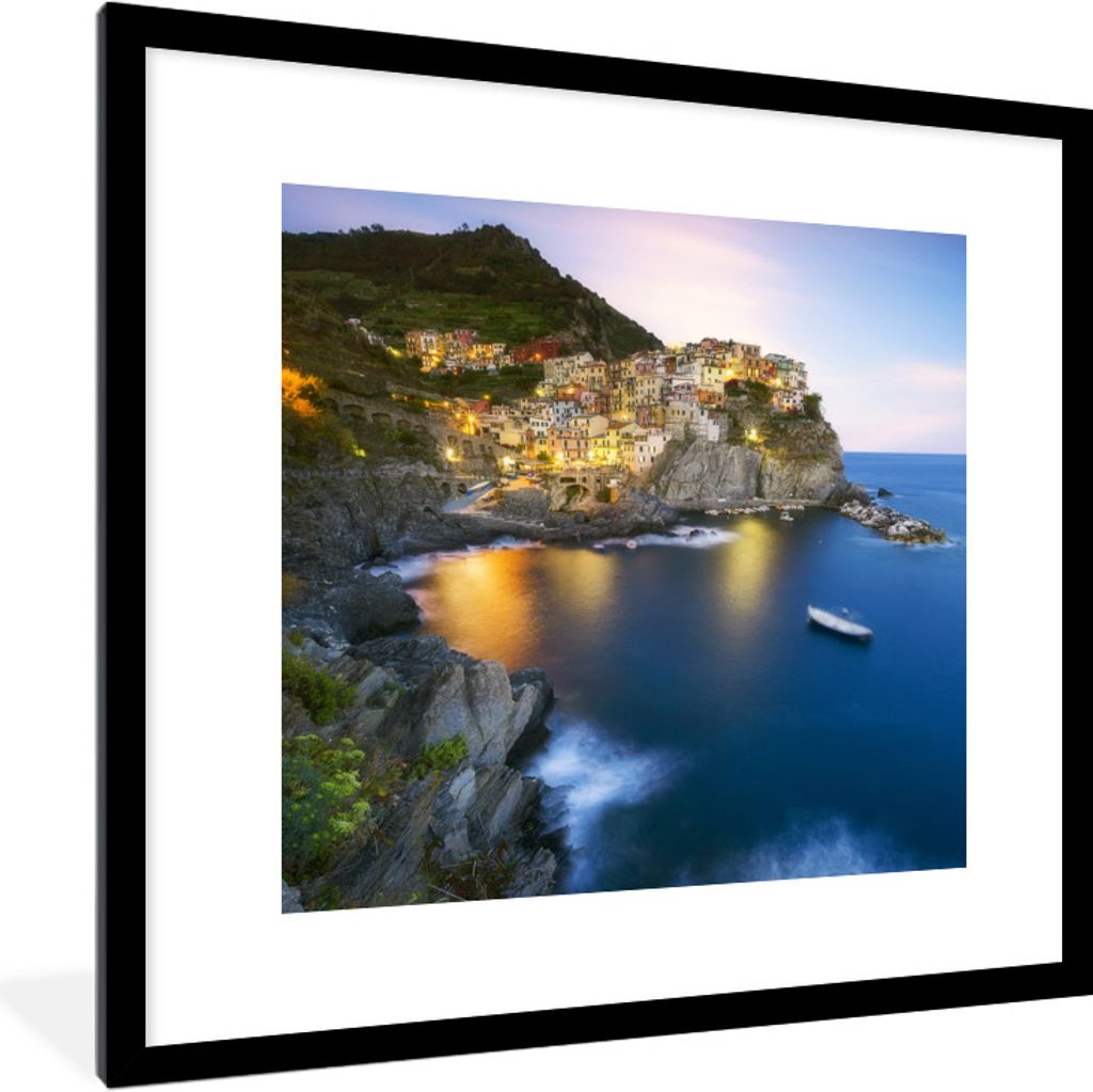 MuchoWow Gerahmtes Poster Cinque Terre am Abend und beleuchtet von den gelben Lichtern 40x40 cm - Poster mit Schwarzem Bilderrahmen Wandposter Ra...