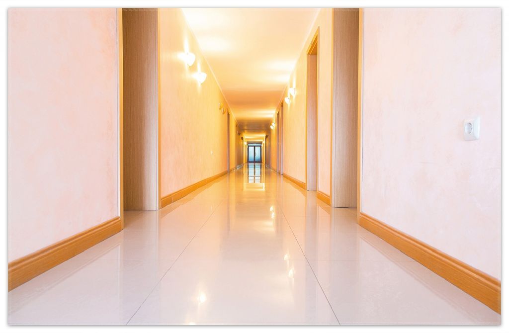 Wallario Premium Teppich, Größe 90 x 140 cm, Strahlend sauberer Flur mit goldenem Licht und weißen Wänden