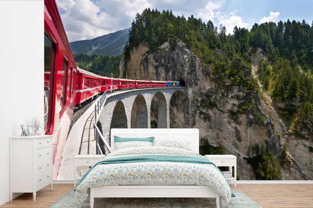 MuchoWow Fototapete für Wohnzimmer oder Schlafzimmer Wandtapete Vinyl Motivtapete Ein rot gefärbter Zug in den Bergen - 330x220 cm - Fototapeten