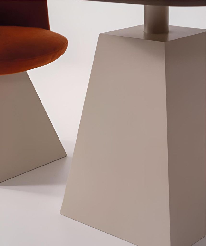 Elegante Essgruppe mit modernen Stoffstühlen und einem Holztisch