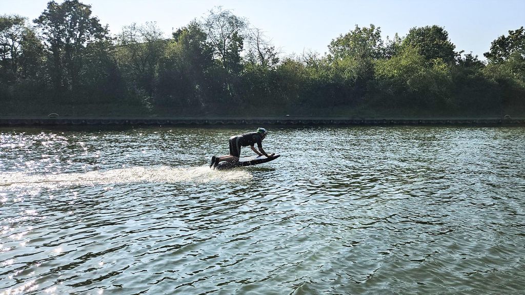 Jochen Schweizer E-Foil Schnupperkurs Ilvesheim; Erlebnis verschenken oder selbst erleben; Gutschein gültig für 1 Person Gruppengröße: 1-3 Per...