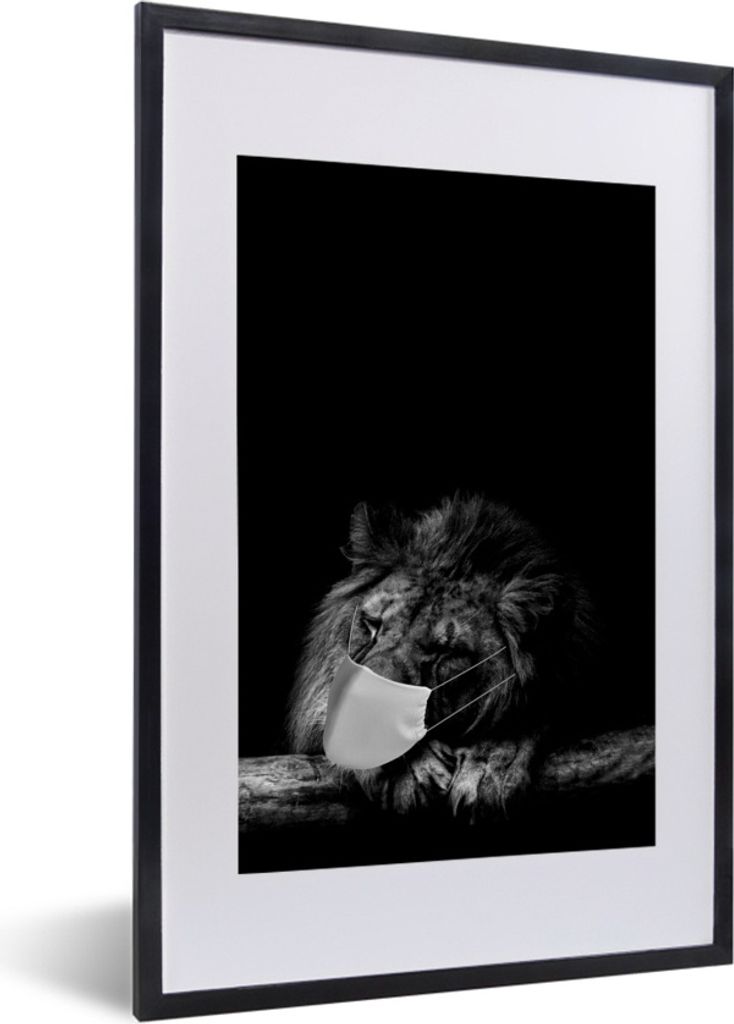MuchoWow Gerahmtes Poster Löwe mit Mundschutz - schwarz und weiß 40x60 cm - Poster mit Schwarzem Bilderrahmen Wandposter Rahmen Foto Bilder - P...