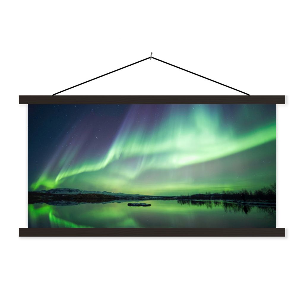 MuchoWow Textilposter Nordlicht - See - Island - Grün - Wald - Schnee 90x45 cm mit schwarzem Rahmen - Klemmleisten