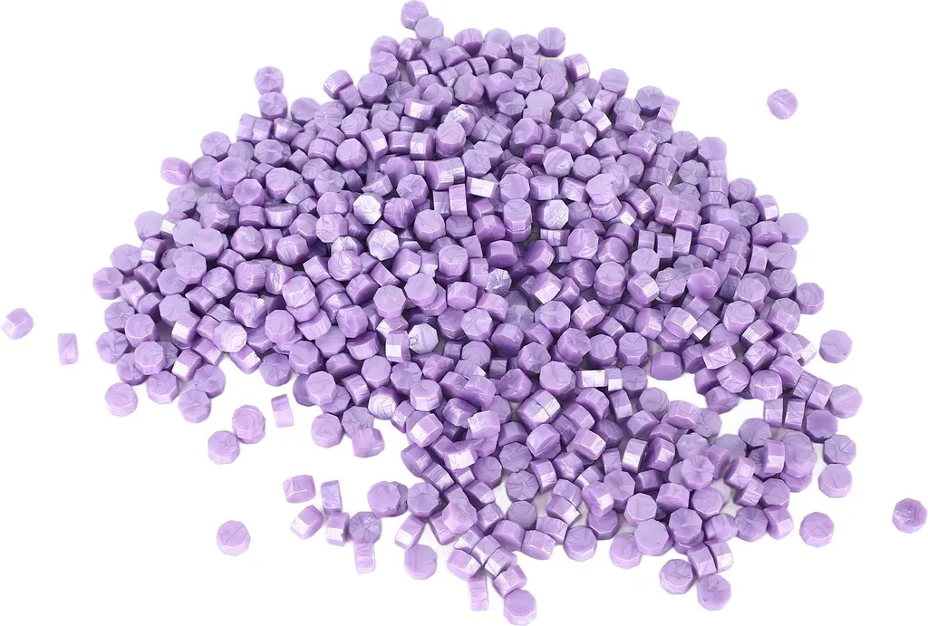 Sceller des enveloppes avec les perles de cire violettes pour invitations - 3