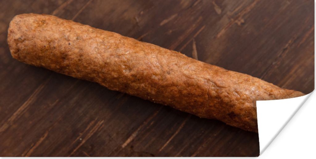 MuchoWow Poster Ein leckerer Frikandel auf einem hölzernen Hintergrund 120x60 cm - Bild
