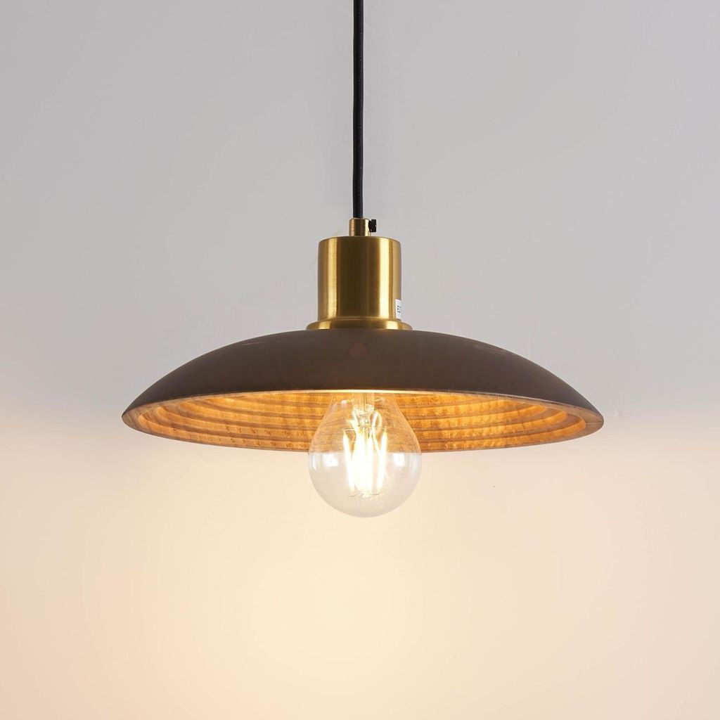 Design-Pendelleuchte aus gedrechseltem Holz und goldenem Messing - Yuli