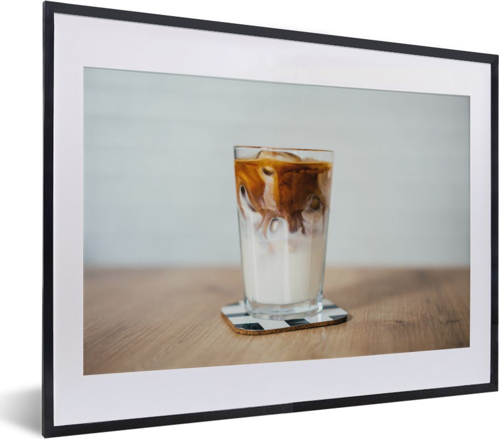 MuchoWow MuchoWow Gerahmtes Poster Eine Tasse Eiskaffee auf einem Holztisch 40x30 cm - Poster mit zchwarzem Bilderrahmen - Bilderrahmen - Poste...