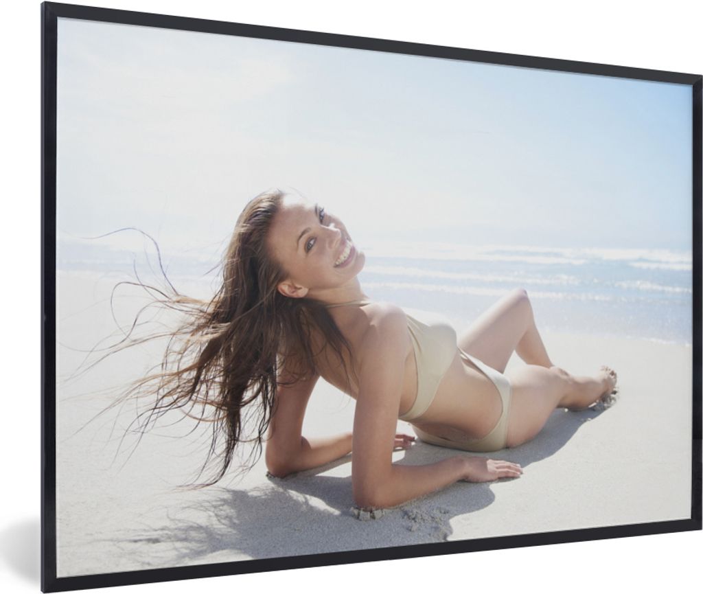 MuchoWow MuchoWow Gerahmtes Poster Frau mit Bikini am Strand 60x40 cm - Poster mit zchwarzem Bilderrahmen - Printing - Wanddeko Schlafzimmer