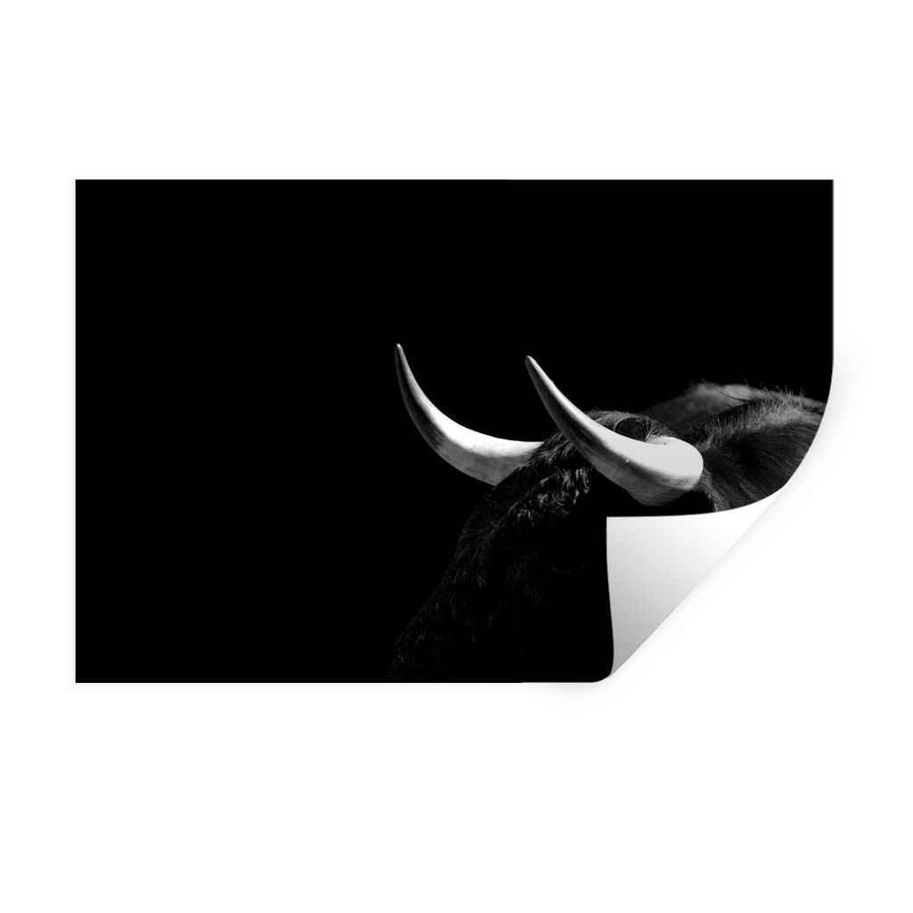 MuchoWow Wandtattoo Wandsticker Wandaufkleber Ein Foto von einem schwarzen Stier vor einem schwarzen Hintergrund - schwarz-weiß 90x60 cm Selbstk...