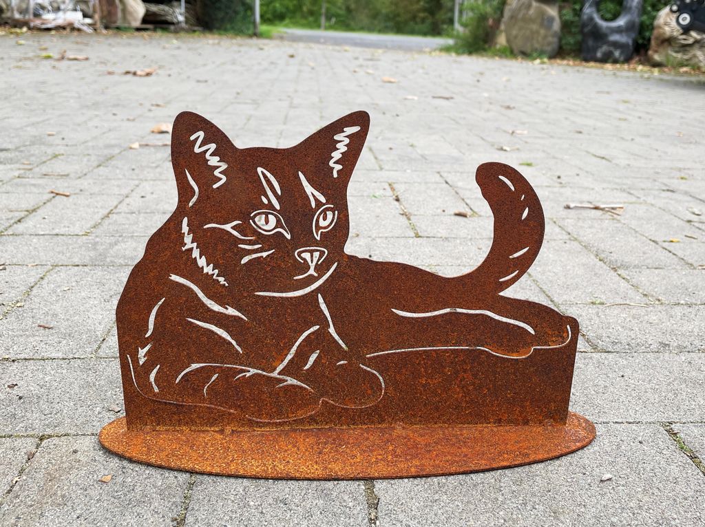 Gartenfigur getigerte Katze liegend auf Platte 20x28cm Produktbild 