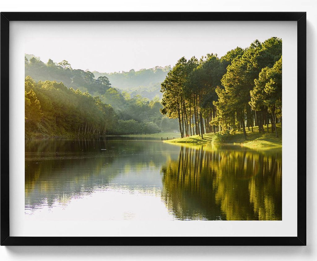 Grüne Flusslandschaft– Wandbild mit Rahmen – Gerahmtes Bild – Wanddekoration – 80x60 cm – Schwarz Rahmen