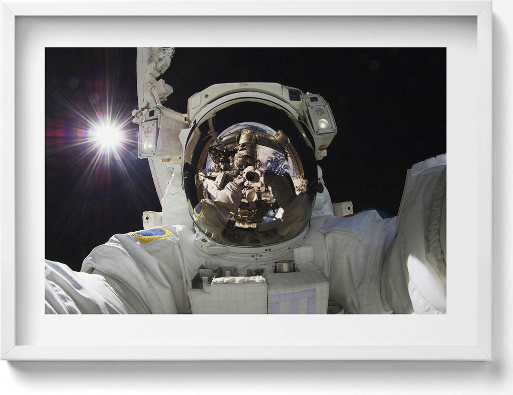 NASA-Astronaut im Weltraum– Wandbild mit Rahmen – Gerahmtes Bild – Wanddekoration – 70x50 cm – Weiß Rahmen