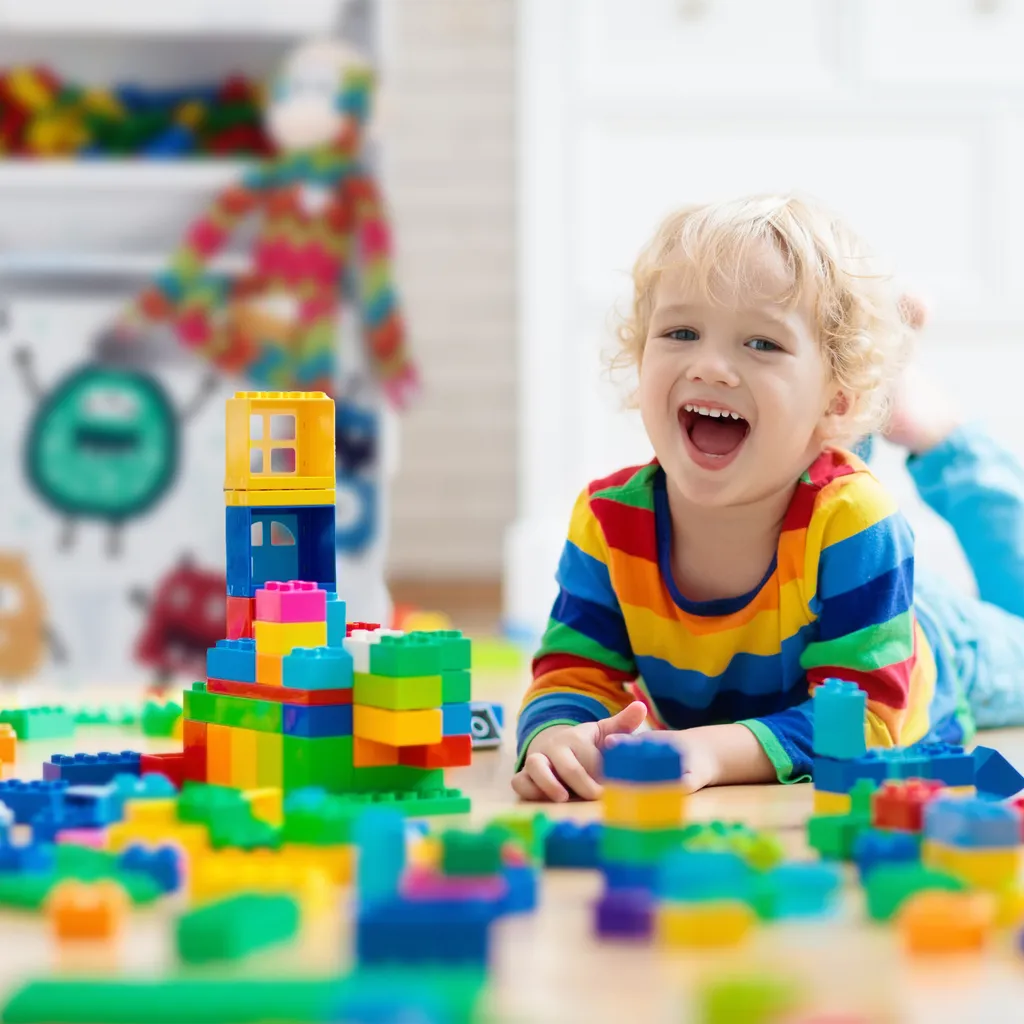 Étagère étroite enfants monstres en bois avec compartiments ouverts