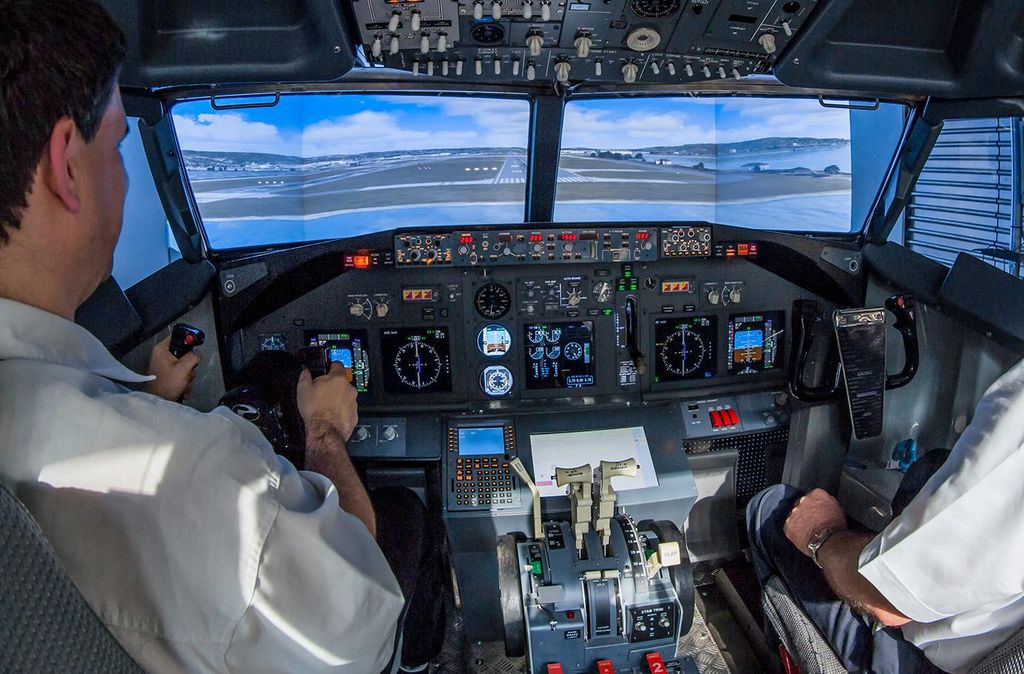 Jochen Schweizer Boeing 737 Flugsimulator inkl. Tour am Frankfurter Flughafen; Erlebnis verschenken oder selbst erleben; Gutschein gültig für 1 ...