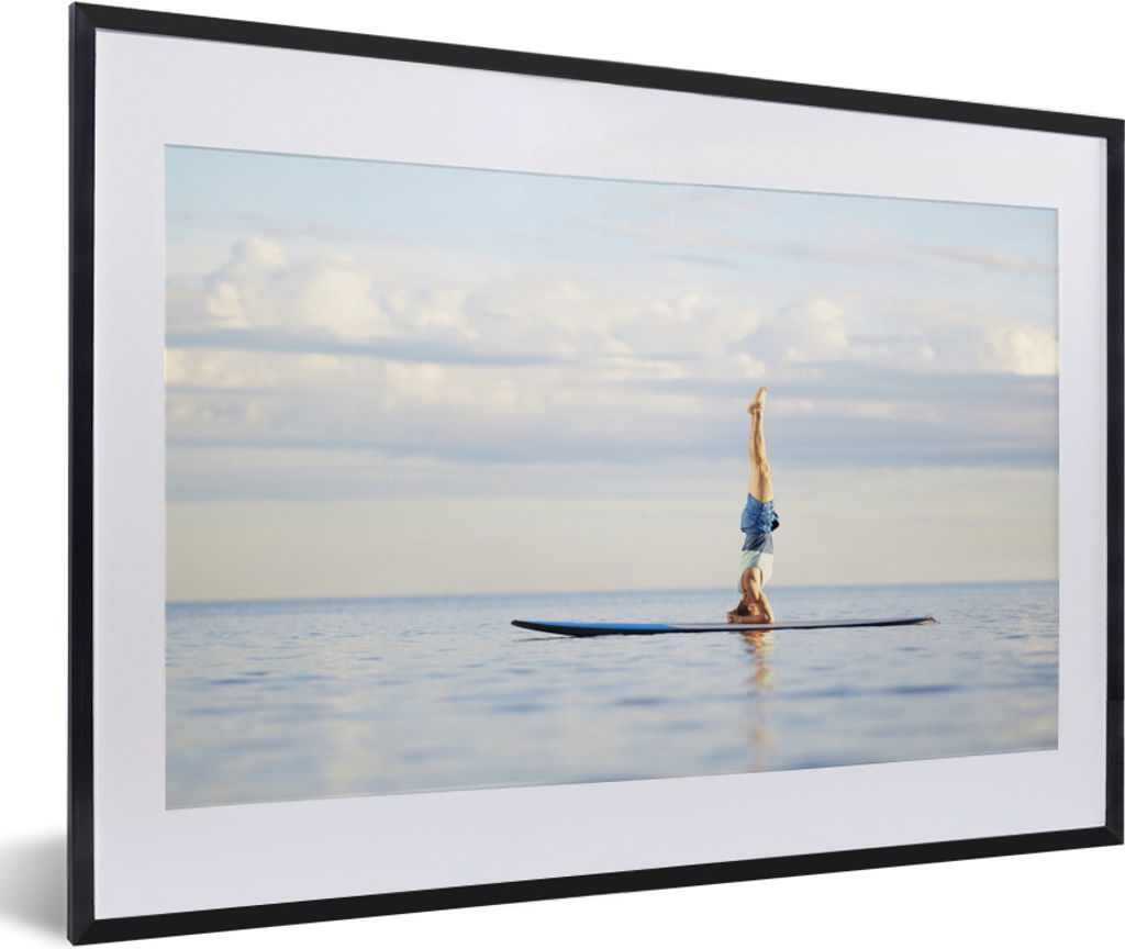 MuchoWow Gerahmtes Poster Ein Mann macht Yoga auf einem Paddleboard 60x40 cm - Poster mit Schwarzem Bilderrahmen Wandposter Rahmen Foto Bilder - ...