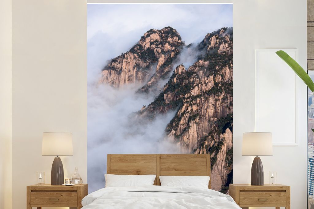 MuchoWow Fototapete für Wohnzimmer oder Schlafzimmer Wandtapete Vinyl Motivtapete Nebel in den Bergen - 145x220 cm - Wanddekoration