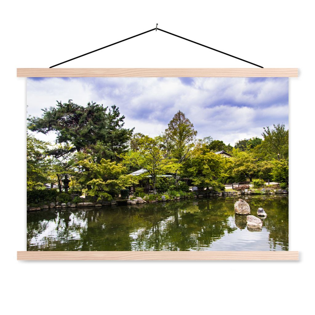 MuchoWow Textilposter Teichlandschaft im japanischen Gion bei Kyoto 120x80 cm mit holzfarbenen Rahmen - Aufhängeset