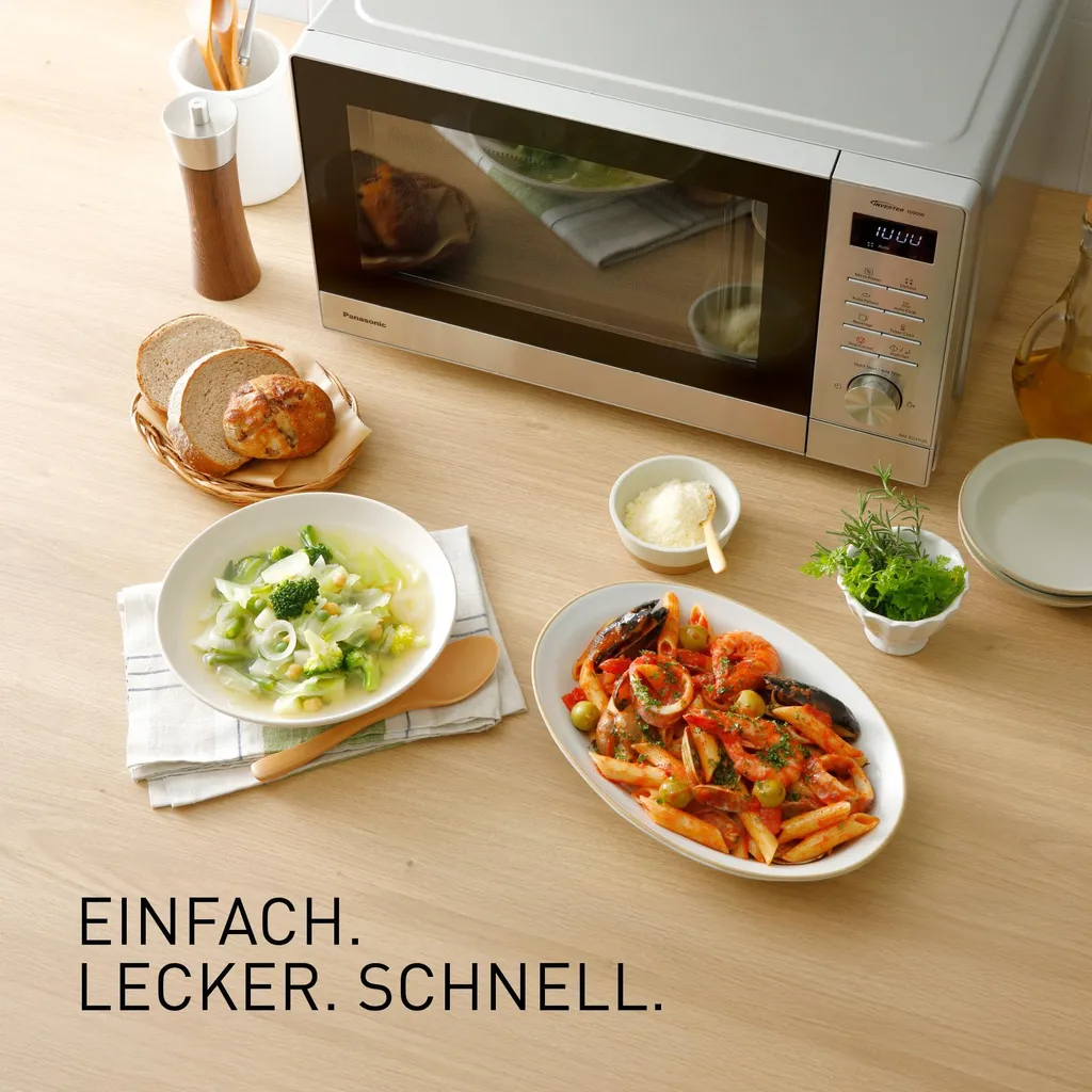 Micro-ondes compact Panasonic pour réchauffer et cuisiner vite - 2