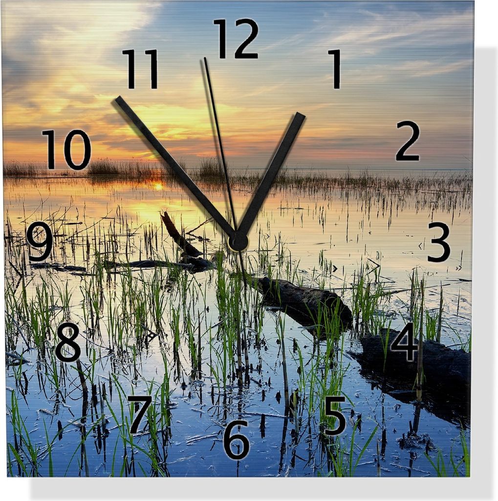 Wallario Design Wanduhr Schilf am Abend - Sonnenuntergang über der Seelandschaft aus Aluverbund, Größe 30 x 30 cm