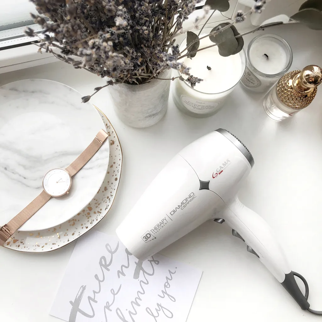 Sèche-cheveux compact et léger idéal pour un brushing quotidien rapide