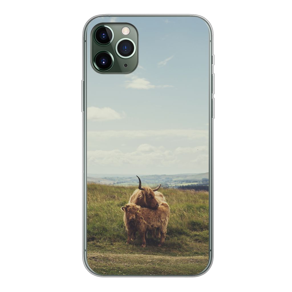 MuchoWow Handyhülle Schutzhülle Hülle für iPhone 11 Pro Max Schottische Highlander - Gras - Wolken - Tiere Silikon Softcase Handy Hülle - Sc...
