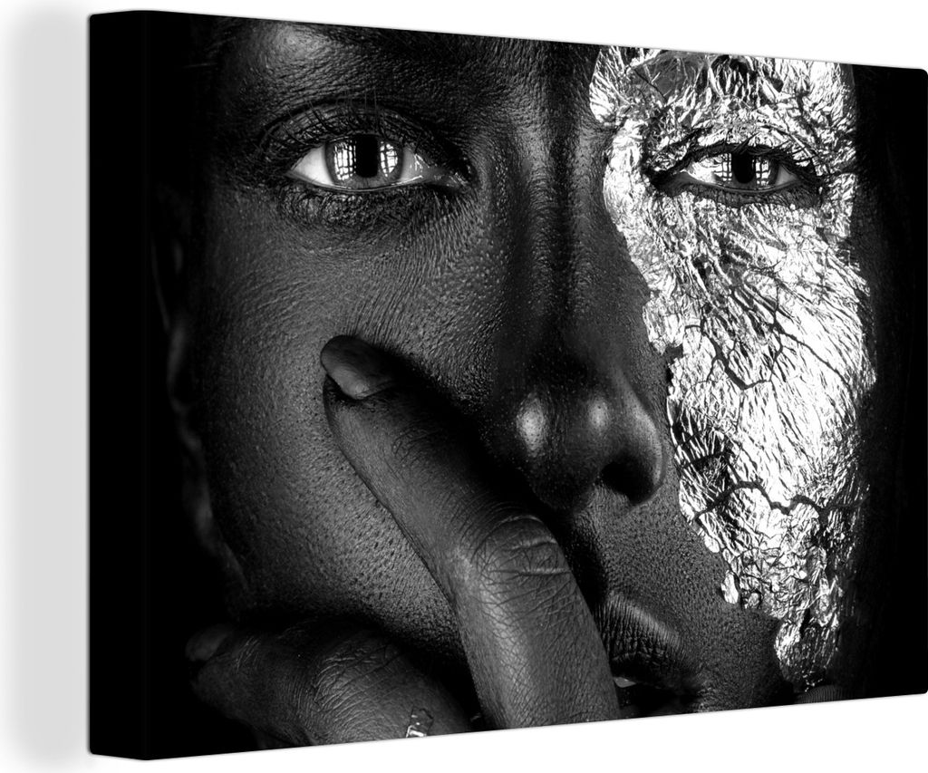OneMillionCanvasses - Leinwandbilder - 150x100 cm, Dunkle Frau mit blauen Augen und silbernen Akzenten - schwarz und weiß, Wandbilder Kunstdruck...
