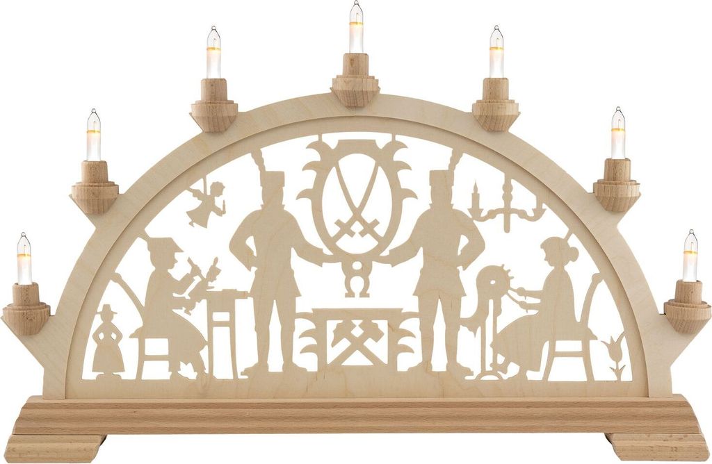 Ein traditioneller Schwibbogen aus dem Erzgebirge zeigt filigrane Holzschnitzereien mit Bergleuten und einer Familie unter einem Bogen aus acht kleinen elektrischen Kerzen die eine warme und einladende Atmosphäre schaffen