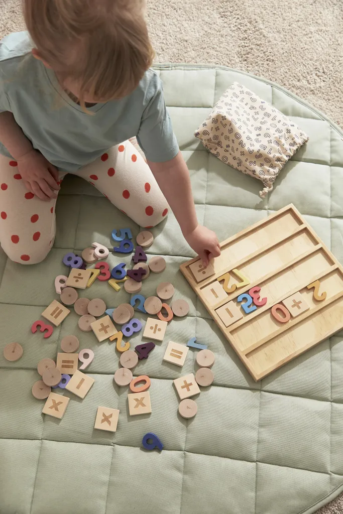 Apprendre à compter avec le tableau de calcul Kids Concept bois