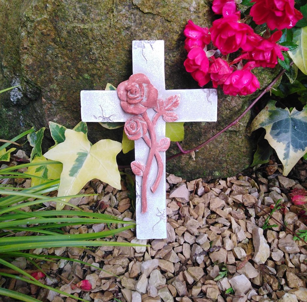 Kreuz mit 3D Rosen Rost Design Grabengel Gedenkstein Produktbild 