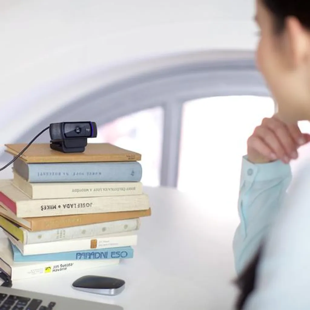Logitech C920 HD Pro Webcam : Fini les Images Floues en Visioconférence - 12