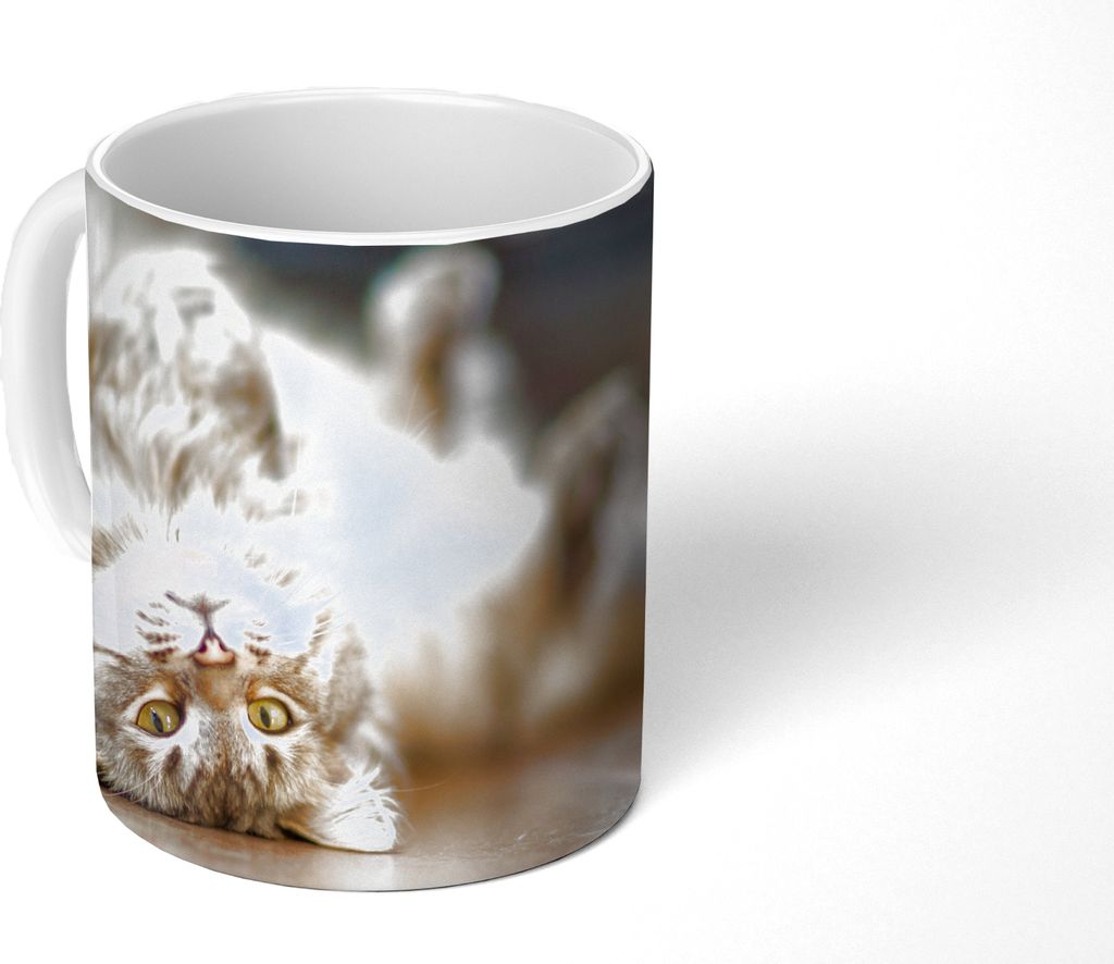 MuchoWow Tasse Kaffeetasse Kaffeebecher 350 ml Ein verspielter Maine Coon auf dem Rücken liegend Teetasse - Fototasse - Becher - Keramikbecher -...