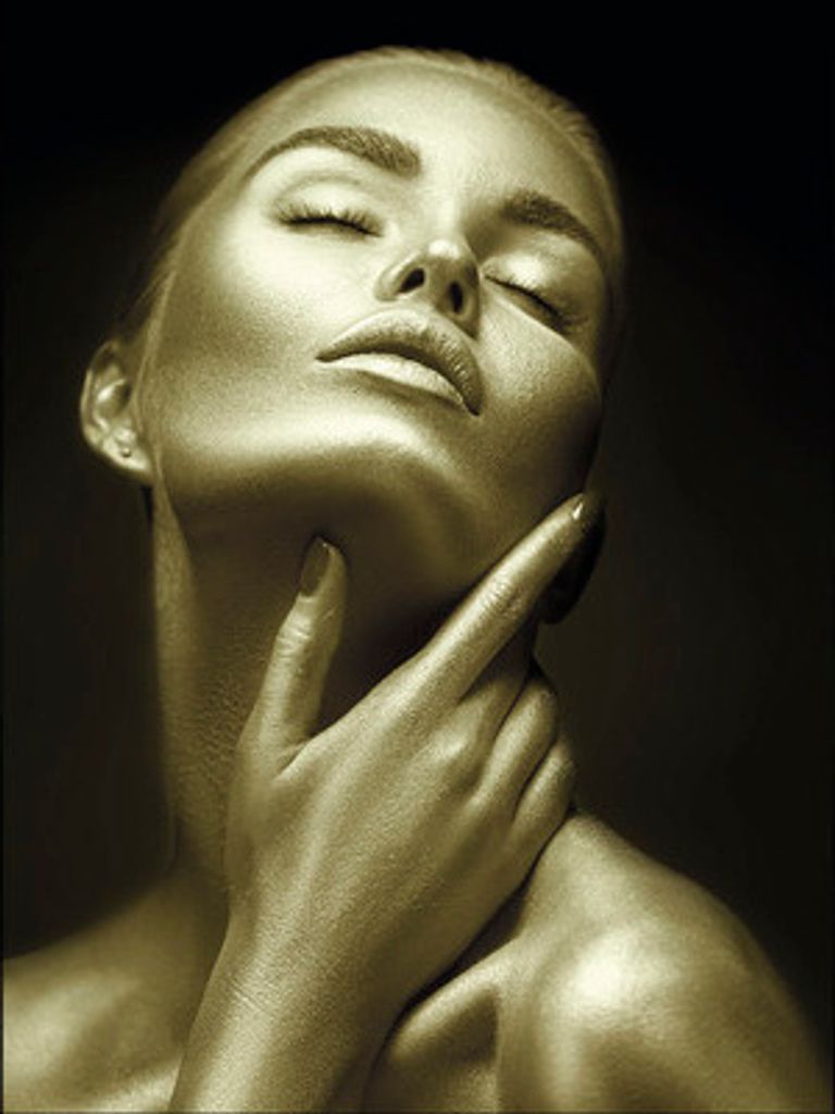 Leinwandbild Hands on her Face II 84x116 cm