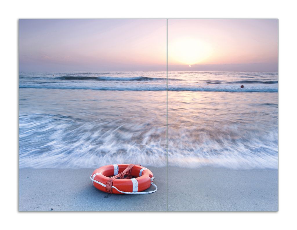 Wallario Herdabdeckplatte aus Glas, Größe 70 x 52 cm 2-teilig, Motiv Rettungsring am Strand bei Sonnenuntergang