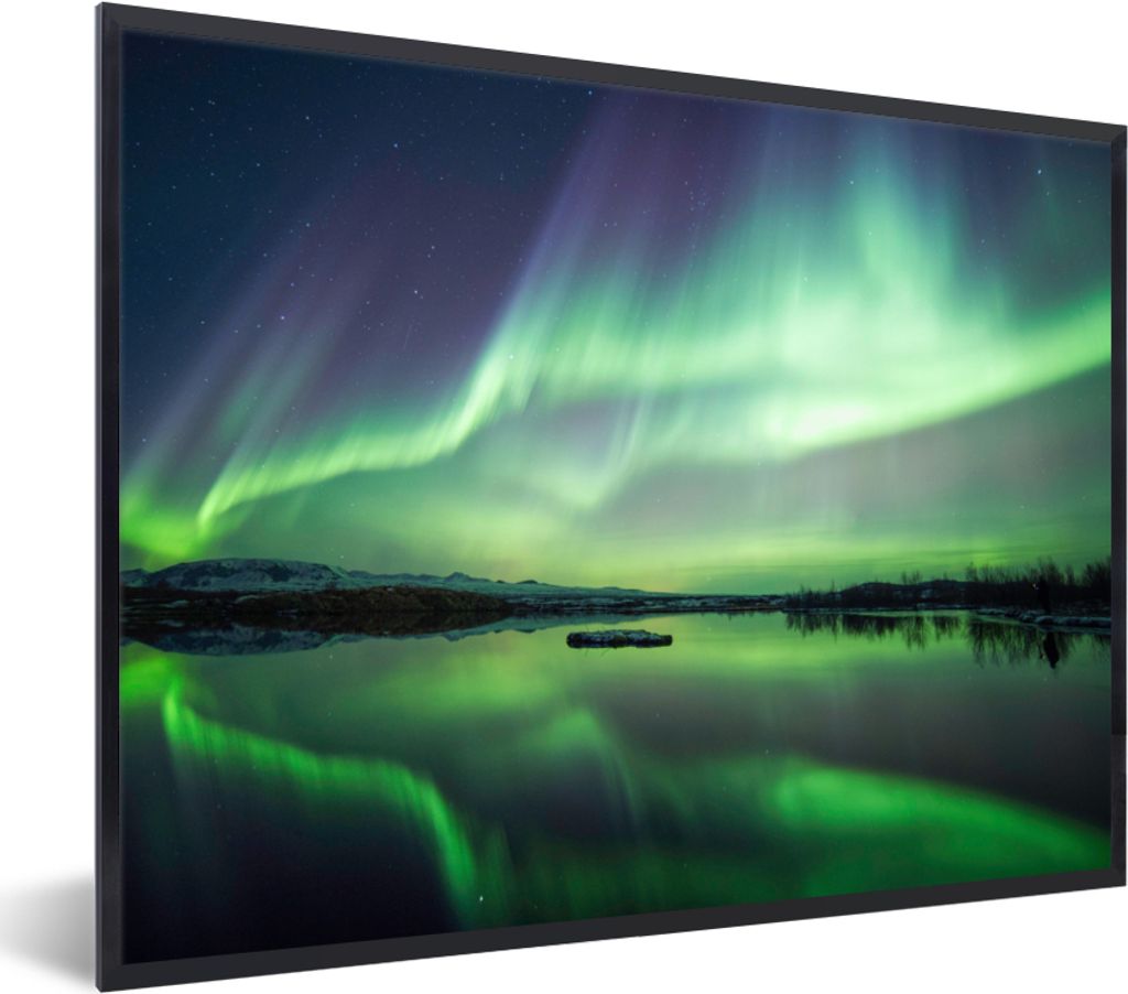 MuchoWow Gerahmtes Poster Nordlicht - See - Island - Grün - Wald - Schnee 40x30 cm - Poster mit Schwarzem Bilderrahmen Wandposter Rahmen Foto Bi...