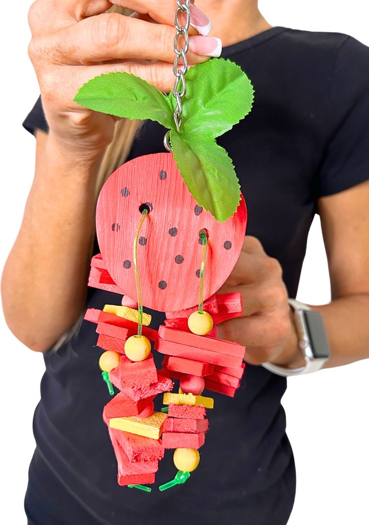 Juicy Strawberry - ein Holzspielzeug für alle Papageien