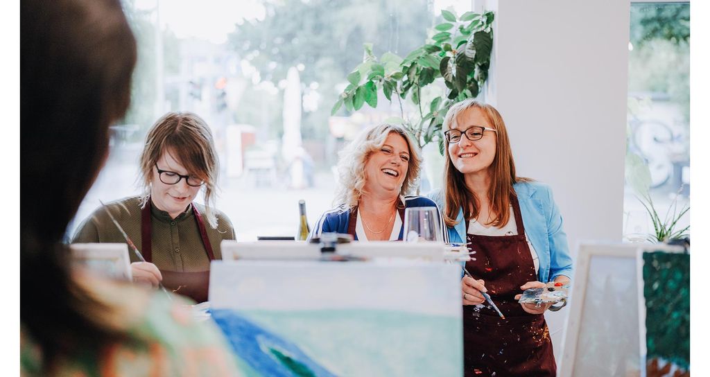 Jochen Schweizer Wine, Paint & Piano Hamburg; Erlebnis verschenken oder selbst erleben; Gutschein gültig für 1 Person Gruppengröße: 10-30 Personen