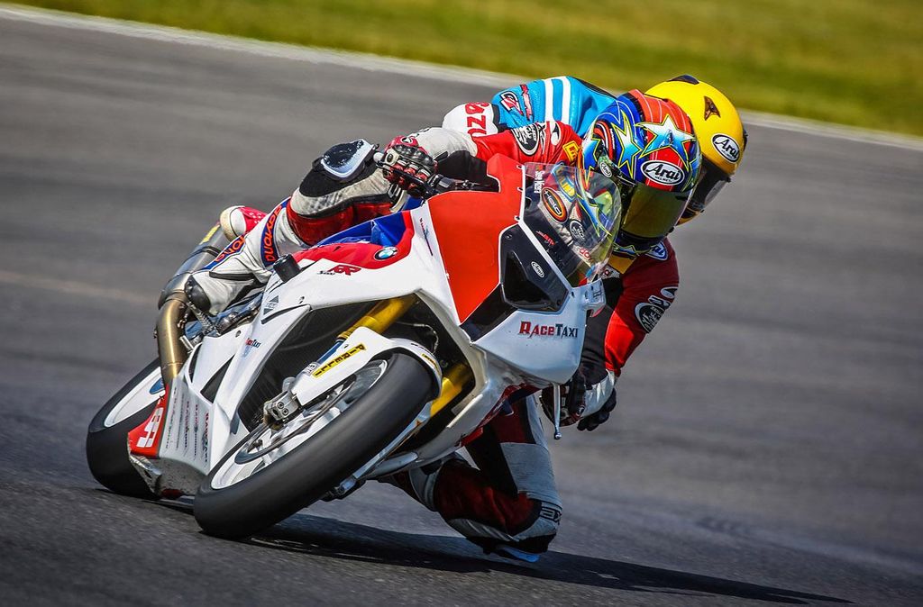 Jochen Schweizer Superbike Renntaxi; Erlebnis verschenken oder selbst erleben; Gutschein gültig für 1 Person Zuschauer sind herzlich willkommen