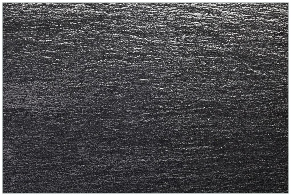 Wallario Premium Vliestapete Fototapete Muster schwarz-weiße Steintafel Optik in der Größe 400 x 267 cm, extra dick, wird in 5 Teilen geliefert