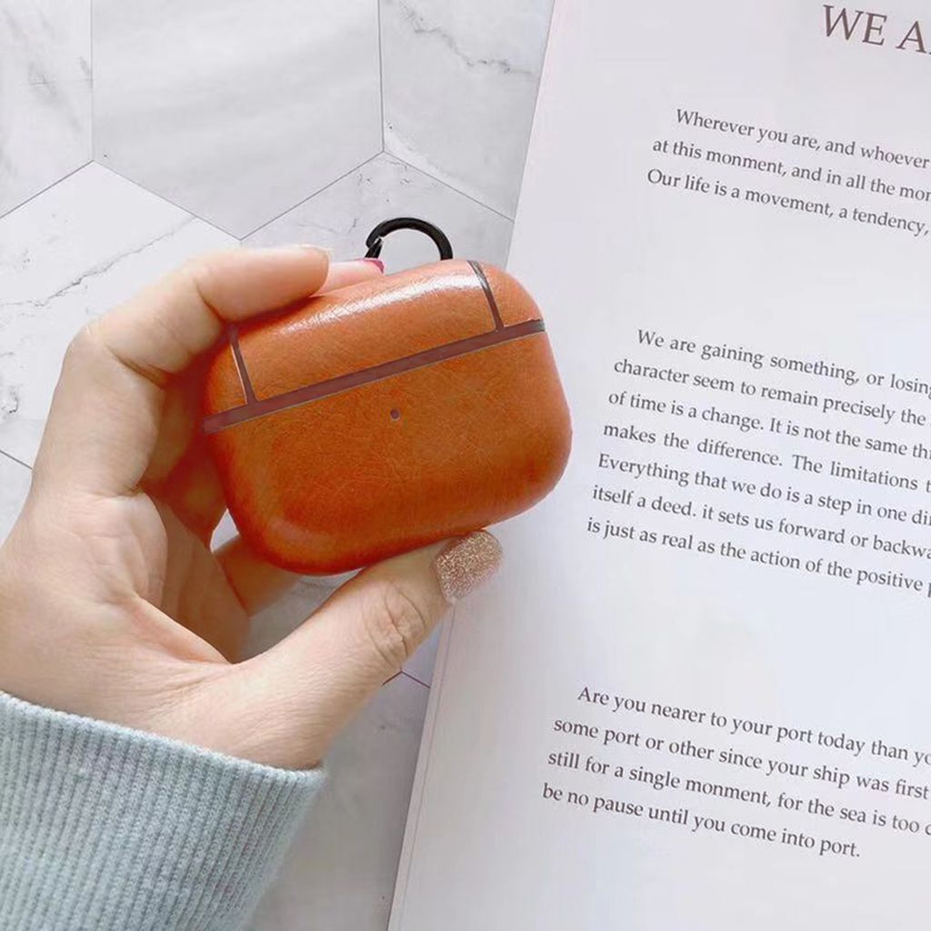 Schutzhülle mit reservierten Löchern Faux Leder Bluetooth-kompatibler Kopfhörerboxabdeckung mit hängenden Haken für AirPods Pro 2-Khaki