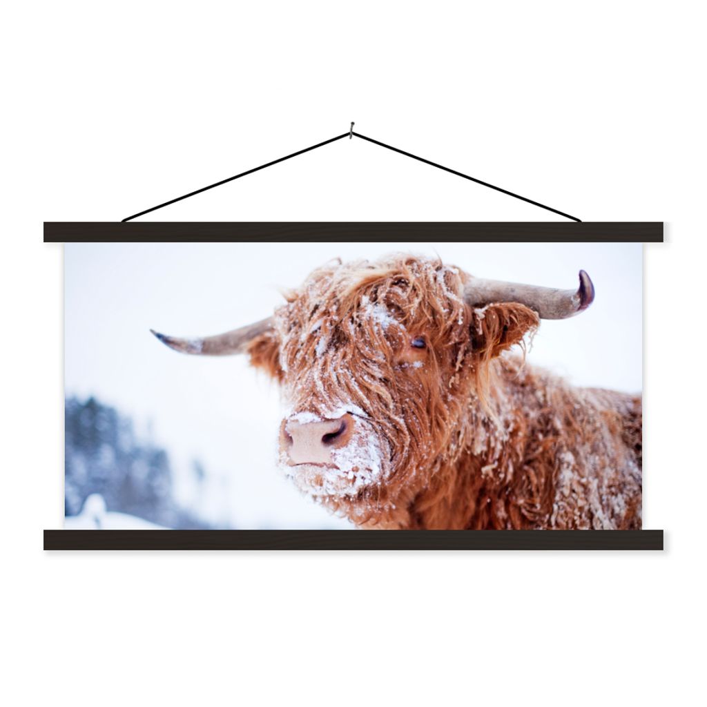 MuchoWow Textilposter Schottischer Highlander - Schnee - Braun 150x75 cm mit schwarzem Rahmen - Posterleiste
