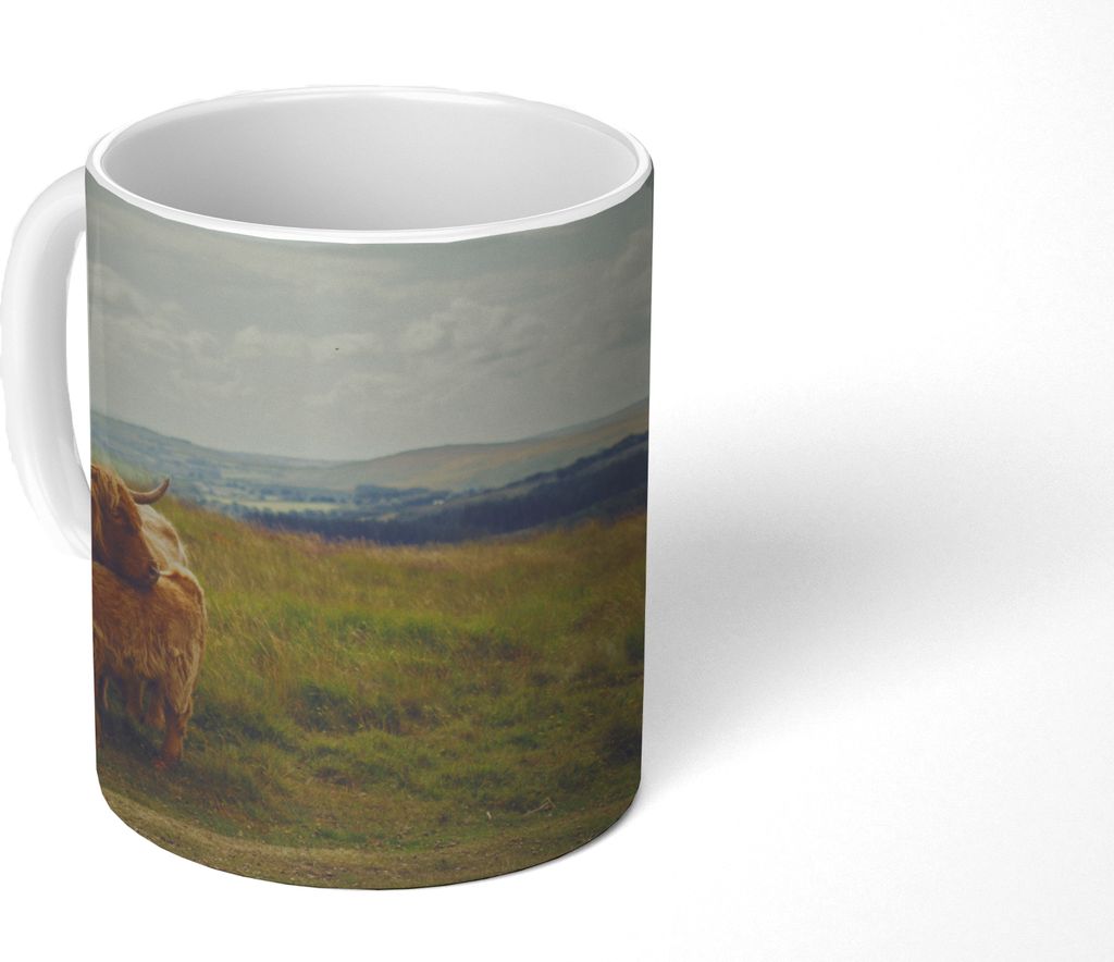 MuchoWow Tasse Kaffeetasse Kaffeebecher 350 ml Schottische Hochlandrind - Gras - Wolken - Tiere Teetasse - Fototasse - Becher - Keramikbecher - T...