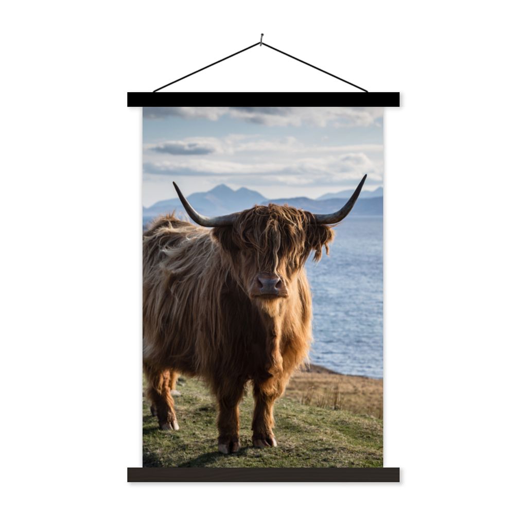 MuchoWow Textilposter Schottische Highlander - Bergen - Meer 120x180 cm mit schwarzem Rahmen - Fotos