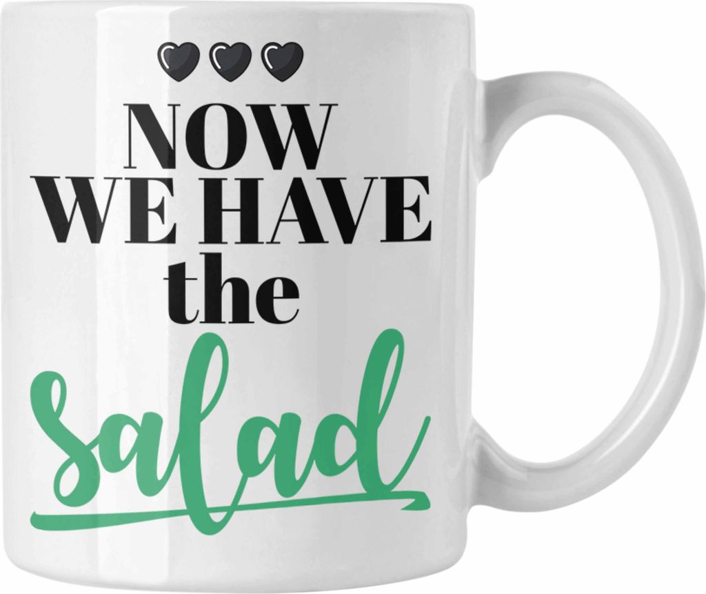 Trendation - Now We Have The Salad Tasse Geschenk Deutsch Englisch Wortwitz Lustige Kaffeetasse Büro Arbeit Kollegin (Weiß)