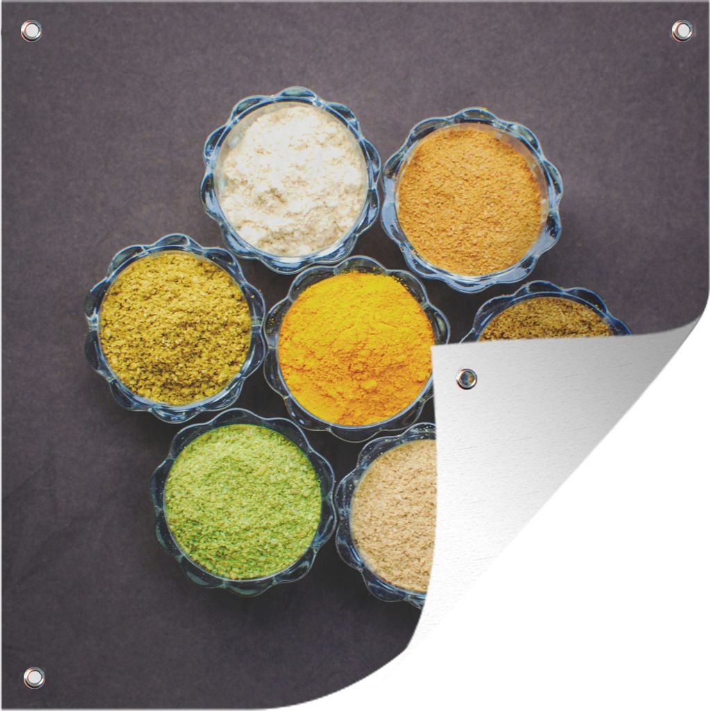 MuchoWow 50x50 cm Outdoor-Poster Gartendeko Sichtschutz Garten Poster für den Garten Verschiedene Gewürze einschließlich Masala vor grauem Hin...