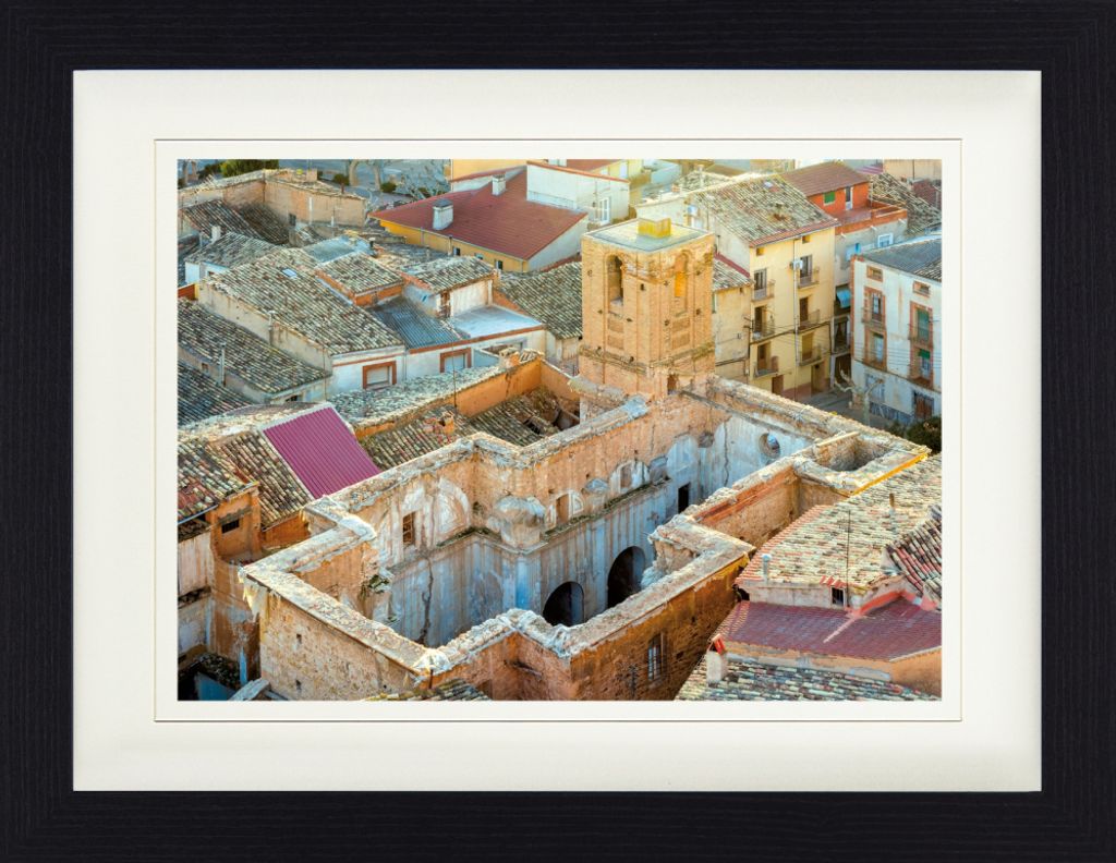 Häuser Gerahmtes Bild Mit Edlem Passepartout | Wand-Bilder | Im Bilderrahmen - Altstadt Mit Kirche Von San Pedro In Ariza, Spanien (30 x 40 cm)
